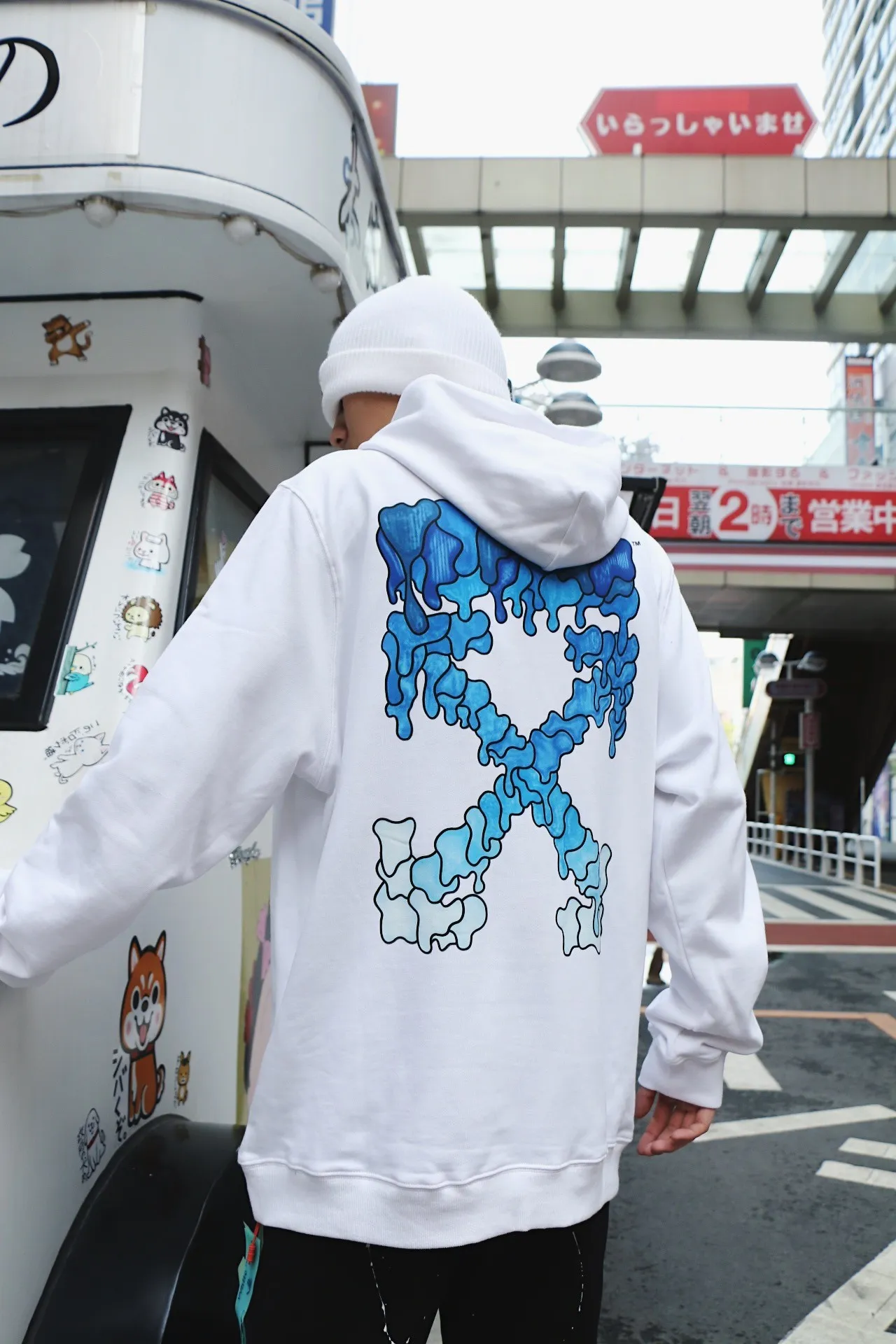 ♻️💯Upper body reference model picture♥️ Top tested version official website new OFF-WHITE water droplet dissolving blue ice cream hoodie pullover sweatshirt Graffiti arrow series European niche culture high street versatile inkjet graffiti water drop arrow💧hot melt gradient effect! The printing adopts the imported glue hot stamping process. The printing has an overlapping and melting texture, creating a three-dimensional and dynamic effect. After high temperature and heat fixation, the firmness is very high, so there is no need to worry about the printing fading and falling off easily! The fabric is made of custom-woven and dyed pure cotton twill terry that has been pre-shrunk by washing and treated to prevent pilling. The collar is made of thick threads and is elastic. The collar will not deform even after repeated cleaning for a long time!   Complete range of PB packaging bags with wash water label tags and comparison support! 🚩Wall crack recommendation is different from the market currency! A full set of customized accessories! Strict quality control! ZP-purchasing agent of the same level! It’s extremely difficult to reproduce, so don’t be afraid of any comparison! Give it away and keep it for yourself💕 The fabric is made of 480g large fish scale pure cotton terry fabric, which is full of drape and is a big release. Color: black and white Size: XS-L P:390
